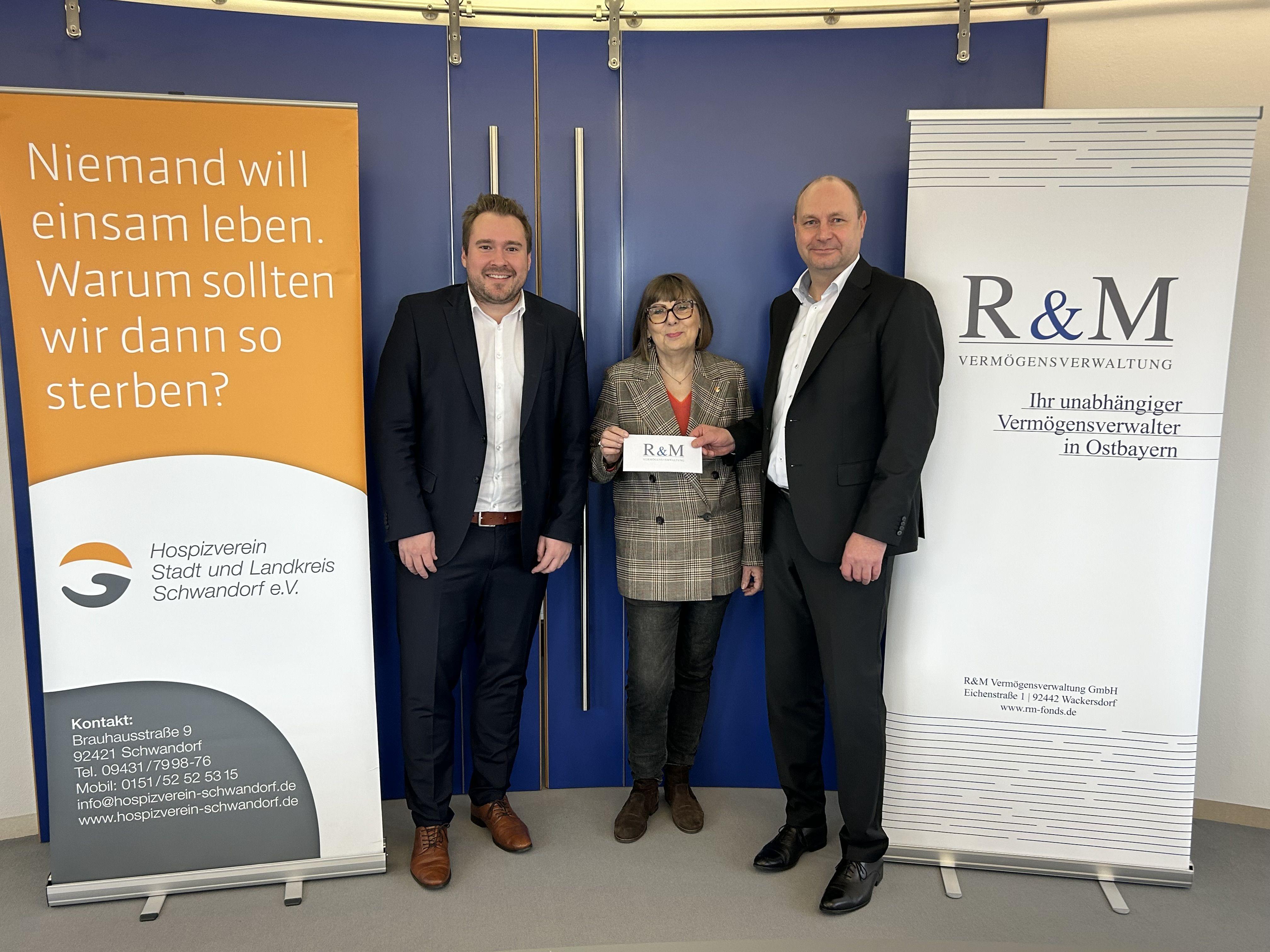 Die R&M Vermögensverwaltung unterstützt den Hospizverein Schwandorf mit Geldspende